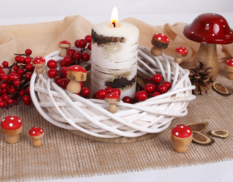 Dekokranz mit roten Beeren für Herbst Dekokranz mit roten Beeren für Herbst