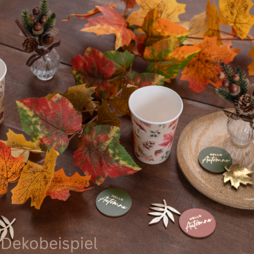 1,55 Meter Ahornblätter Girlande, 10 cm Dekobeispiel mit der 1,55 Meter Ahornblätter Girlande, 10 cm.