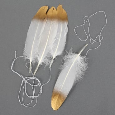 4 Deko Federn in Weiß mit Goldspitze zum Aufhängen, Traumfänger, 17 cm