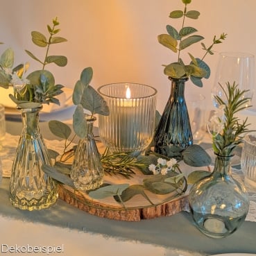 Mini Glas Flaschen Väschen Classy klar, 10,5 cm Dekobeispiel mit dem Mini Glas Flaschen Väschen Classy in Eukalyptus, 10,5 cm.