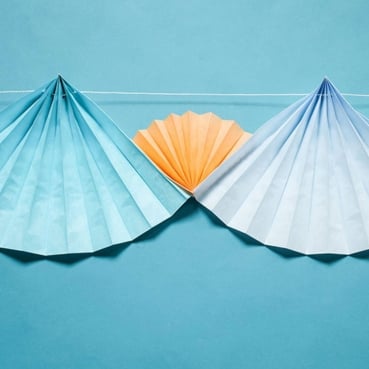 4 Meter Fächer Girlande, bunt Nahaufnahme von der Fächer Girlande, bunt.