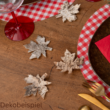 4 Streudeko Ahornblätter aus Baumrinde, 80 mm Dekobeispiel mit den 4 Streudeko Ahornblättern aus Baumrinde, 80 mm.