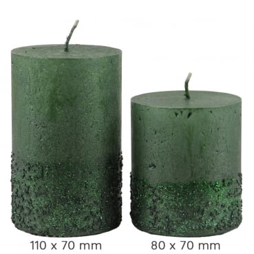 Stumpenkerze Rustic, Calla, Weihnachten in Dunkelgrün mit Glitzer, 80 x 70 mm Stumpenkerze Rustic Calla mit Glitzer in Dunkelgrün, Große 110 x 70 mm und 80 x 70 mm.