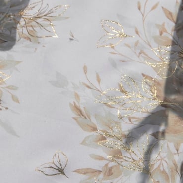 3 Meter Stoff Tischläufer Blätterdesign in Taupe/Gold, 28 cm Dekobeispiel für den Stoff Tischläufer Blätterdesign in Taupe/Gold, 28 cm.