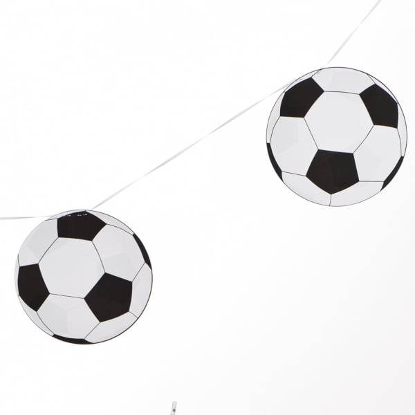 6 Meter Partykette mit Fußball-Wimpeln in Weiß/Schwarz.